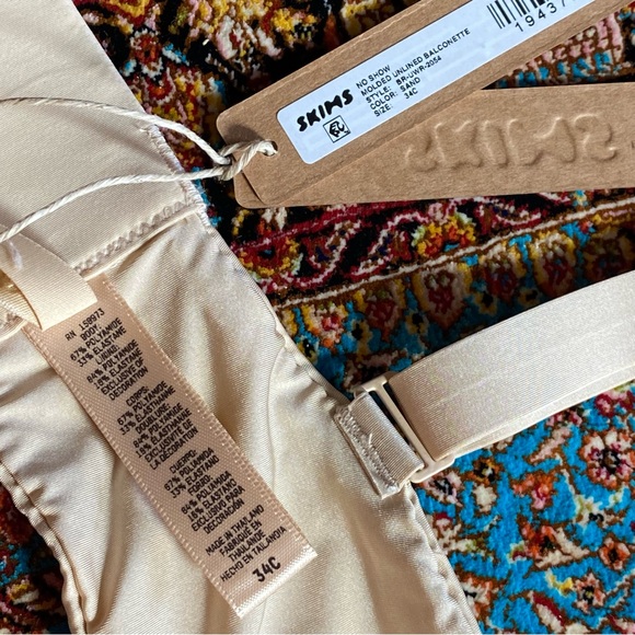 SKIMS No Show Unlined Balconette Bra - Picture 4 of 9